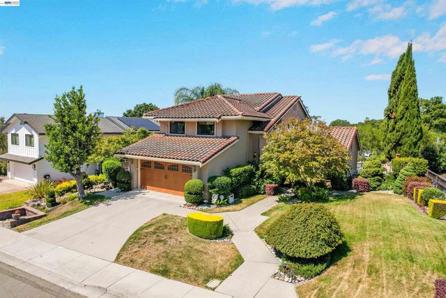 5922 Charter Oaks Dr, Castro Valley, CA 94552