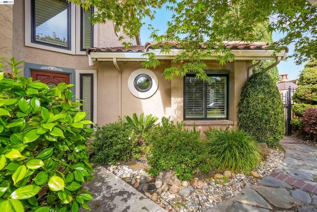 5922 Charter Oaks Dr, Castro Valley, CA 94552