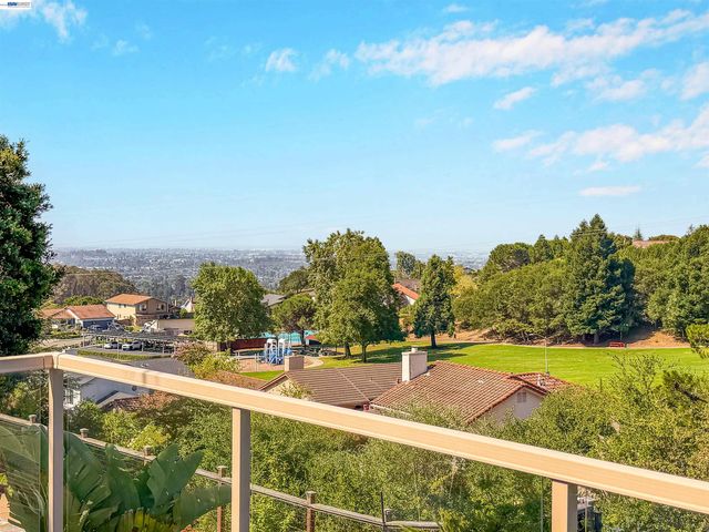 5922 Charter Oaks Dr, Castro Valley, CA 94552