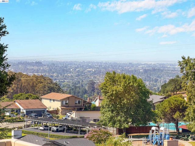 5922 Charter Oaks Dr, Castro Valley, CA 94552