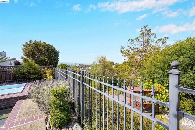 5922 Charter Oaks Dr, Castro Valley, CA 94552