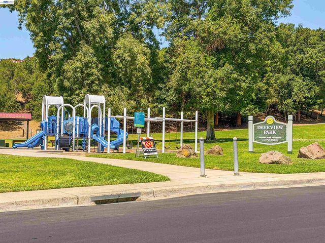 5922 Charter Oaks Dr, Castro Valley, CA 94552