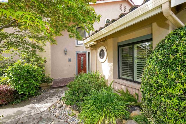 5922 Charter Oaks Dr, Castro Valley, CA 94552