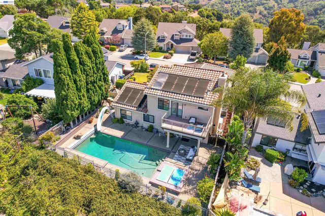 5922 Charter Oaks Dr, Castro Valley, CA 94552