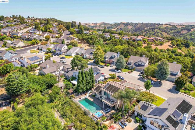 5922 Charter Oaks Dr, Castro Valley, CA 94552