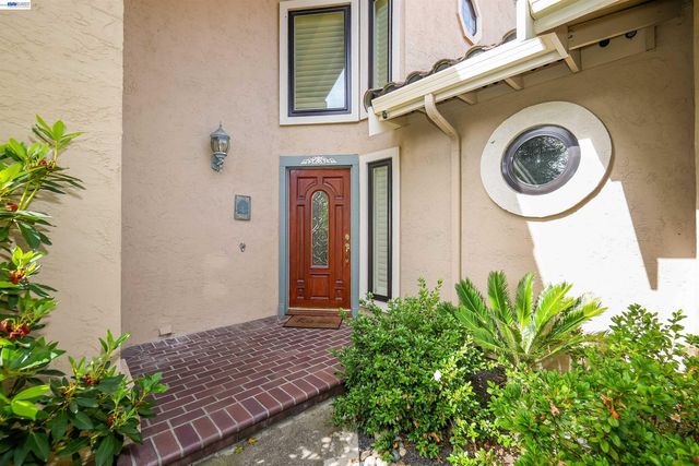 5922 Charter Oaks Dr, Castro Valley, CA 94552
