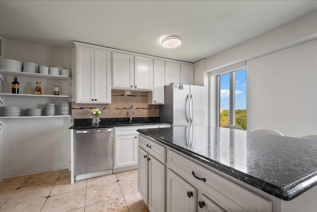6833 N Kedzie Avenue 701, Chicago, IL 60645