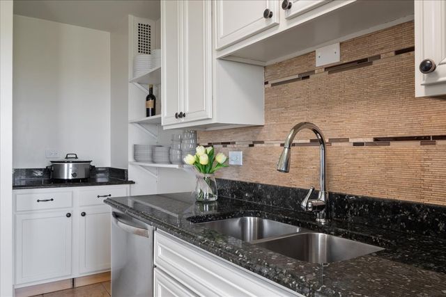 6833 N Kedzie Avenue 701, Chicago, IL 60645