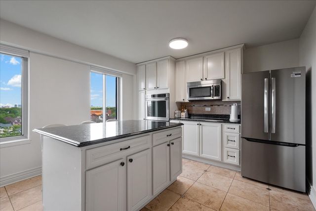 6833 N Kedzie Avenue 701, Chicago, IL 60645