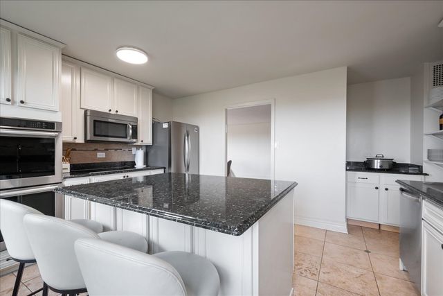 6833 N Kedzie Avenue 701, Chicago, IL 60645