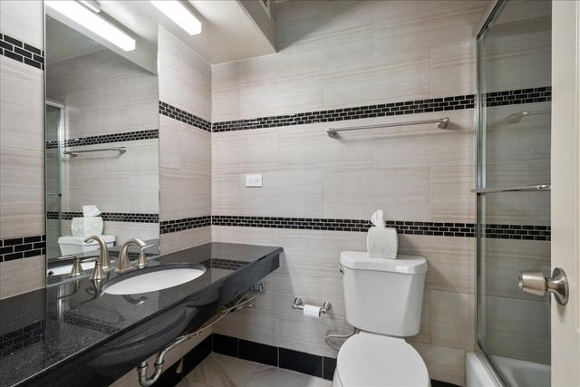 6833 N Kedzie Avenue 701, Chicago, IL 60645