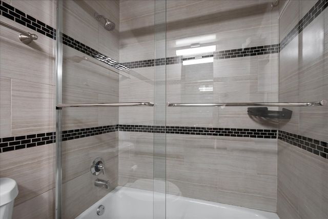 6833 N Kedzie Avenue 701, Chicago, IL 60645