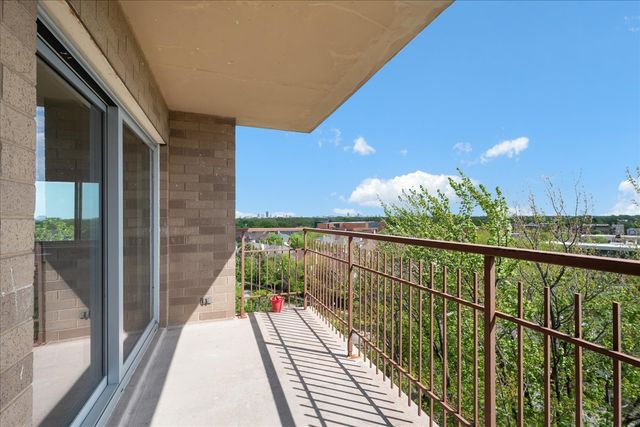 6833 N Kedzie Avenue 701, Chicago, IL 60645