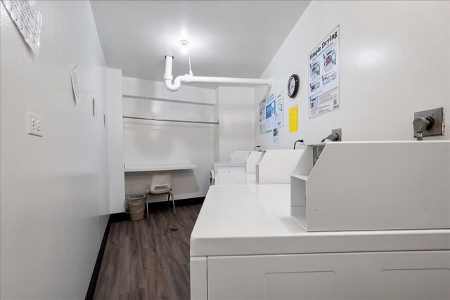 6833 N Kedzie Avenue 701, Chicago, IL 60645