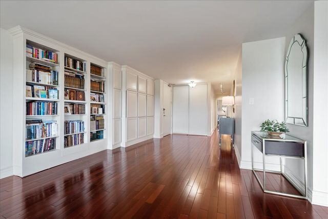 6833 N Kedzie Avenue 701, Chicago, IL 60645