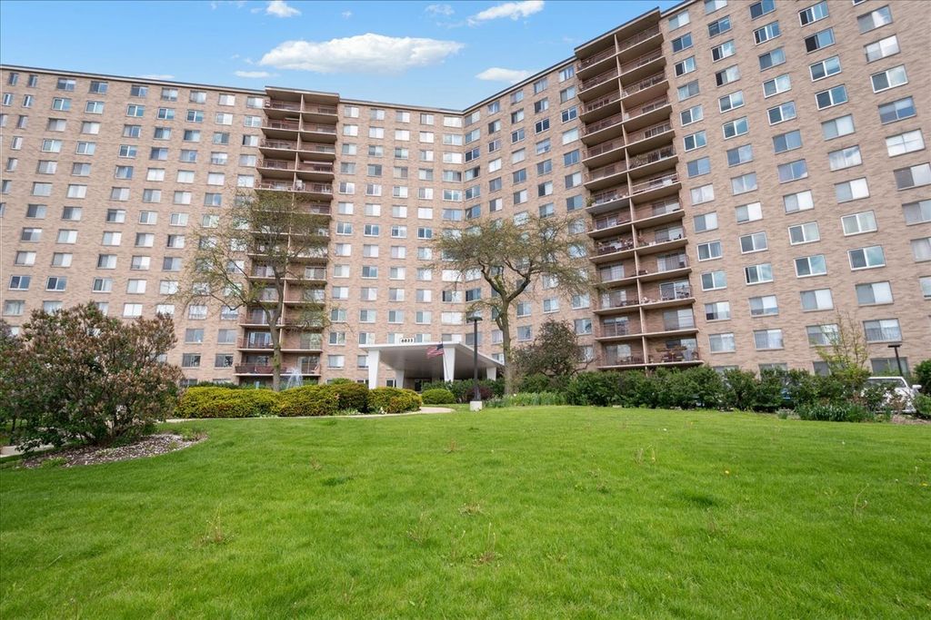 6833 N Kedzie Avenue 701, Chicago, IL 60645