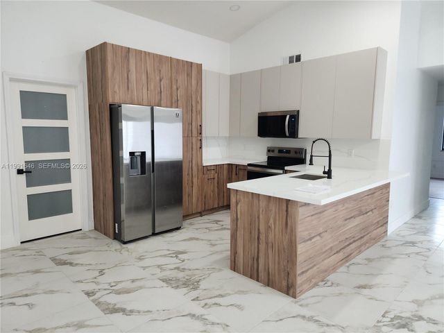 8615 SW 15th St, Pembroke Pines, FL 33025