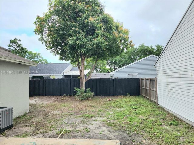 8615 SW 15th St, Pembroke Pines, FL 33025