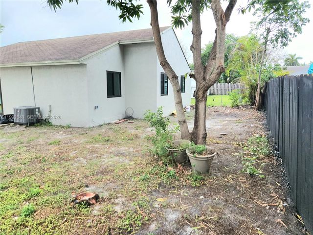 8615 SW 15th St, Pembroke Pines, FL 33025