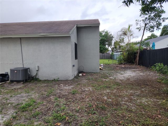 8615 SW 15th St, Pembroke Pines, FL 33025