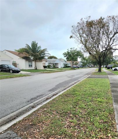 8615 SW 15th St, Pembroke Pines, FL 33025