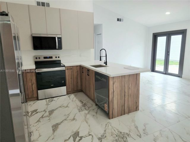 8615 SW 15th St, Pembroke Pines, FL 33025