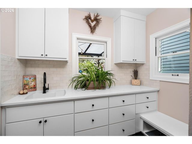 8952 Sw 25TH Ave, Portland, OR 97219