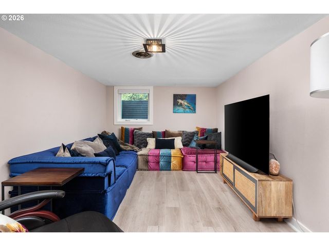 8952 Sw 25TH Ave, Portland, OR 97219