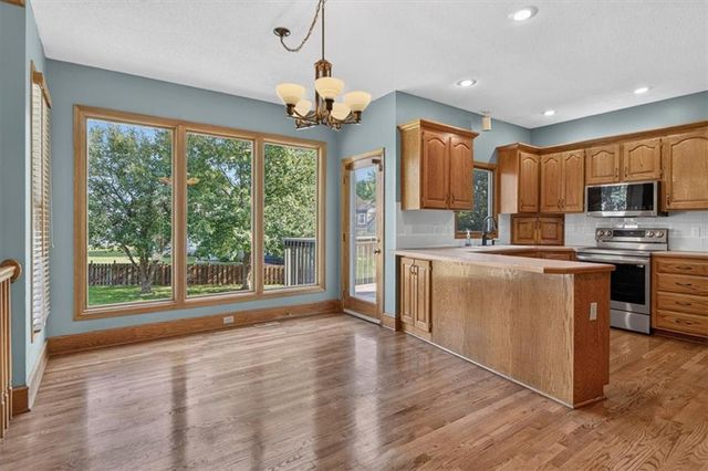 1037 SW Sunflower Drive, Lee's Summit, MO 64081