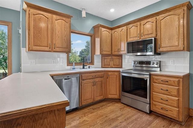1037 SW Sunflower Drive, Lee's Summit, MO 64081