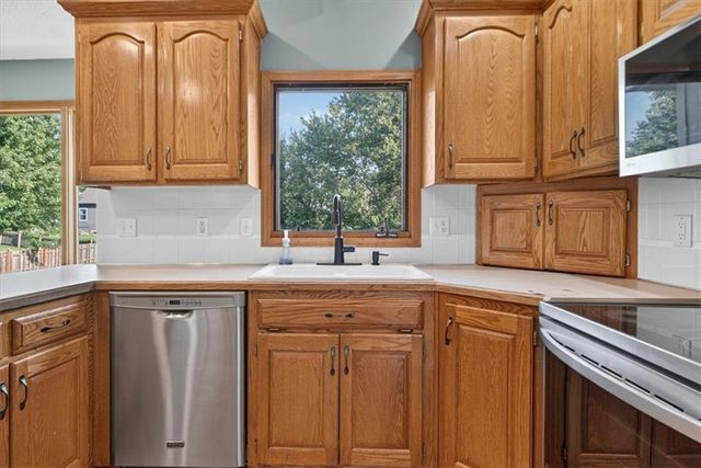 1037 SW Sunflower Drive, Lee's Summit, MO 64081
