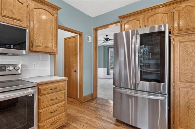 1037 SW Sunflower Drive, Lee's Summit, MO 64081