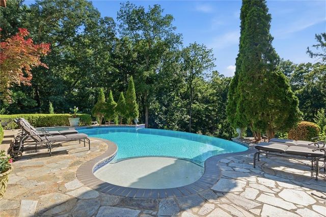 1425 Woodbury Drive, Liberty, MO 64068