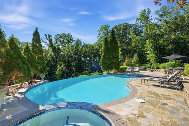 1425 Woodbury Drive, Liberty, MO 64068