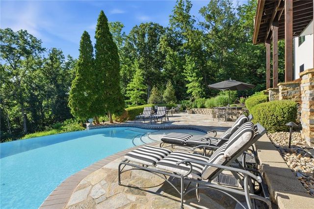 1425 Woodbury Drive, Liberty, MO 64068