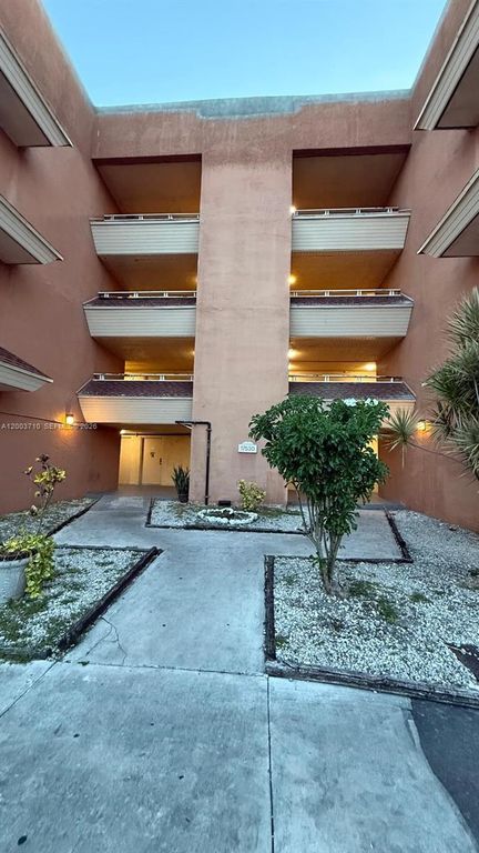 17530 NW 68th Ave C3008, Hialeah, FL 33015