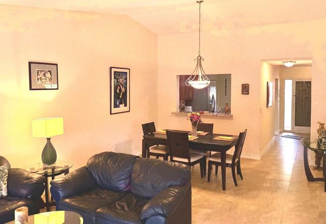 5055 Oakhill Lane 221, Delray Beach, FL 33484