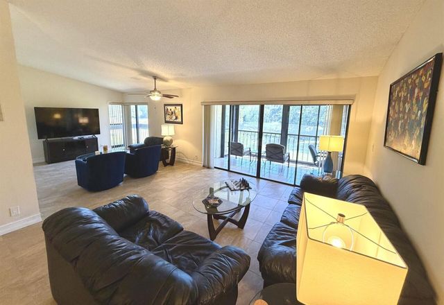 5055 Oakhill Lane 221, Delray Beach, FL 33484