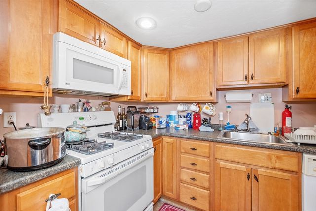 25 Meadow Pond Dr J, Leominster, MA 01453