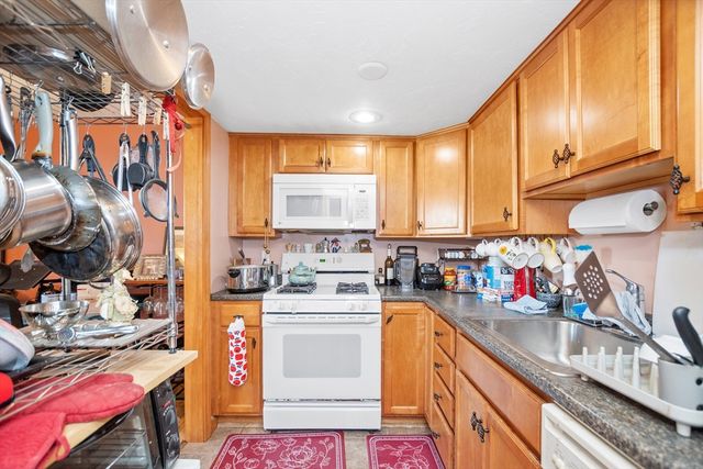 25 Meadow Pond Dr J, Leominster, MA 01453