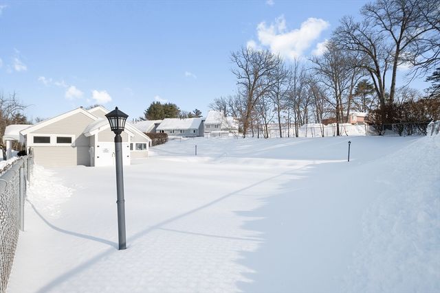 25 Meadow Pond Dr J, Leominster, MA 01453