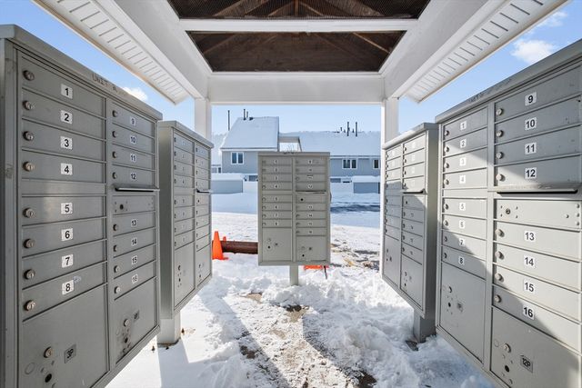 25 Meadow Pond Dr J, Leominster, MA 01453