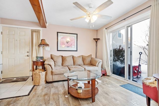 25 Meadow Pond Dr J, Leominster, MA 01453