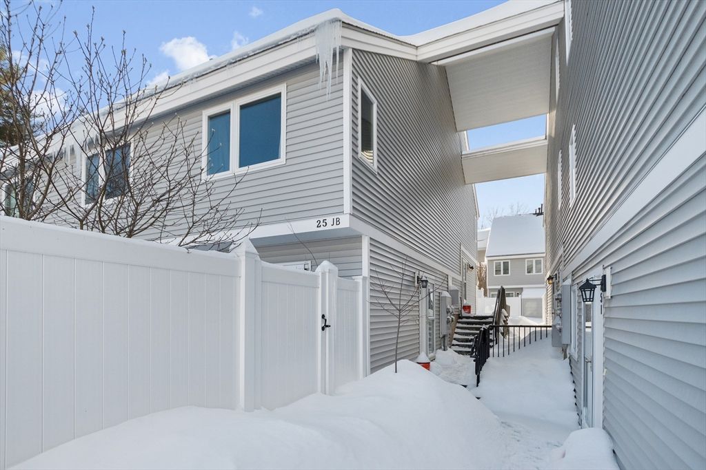 25 Meadow Pond Dr J, Leominster, MA 01453