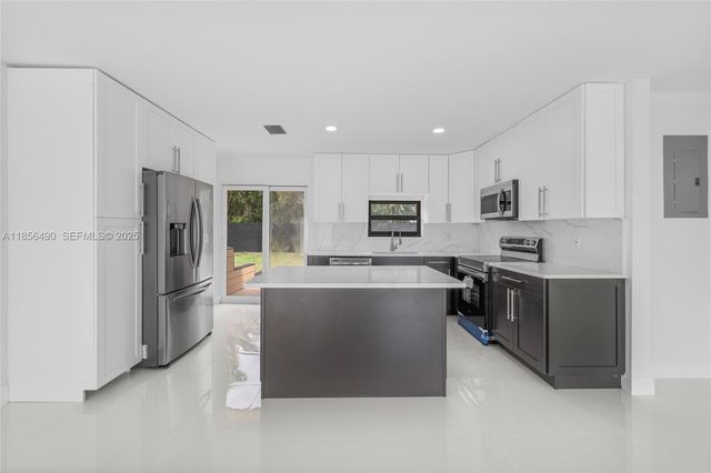 949 SE 5th Street, Deerfield Beach, FL 33441