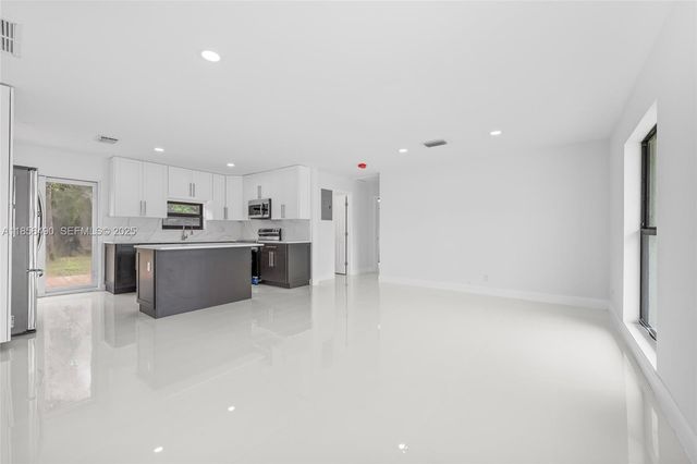 949 SE 5th Street, Deerfield Beach, FL 33441