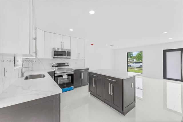 949 SE 5th Street, Deerfield Beach, FL 33441