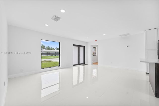 949 SE 5th Street, Deerfield Beach, FL 33441