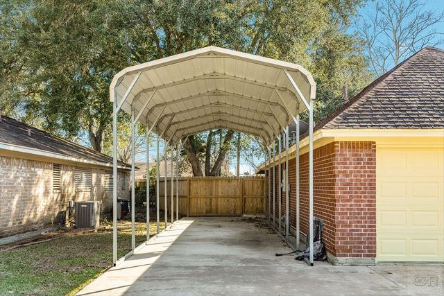 11927 24th Street, Santa Fe, TX 77510