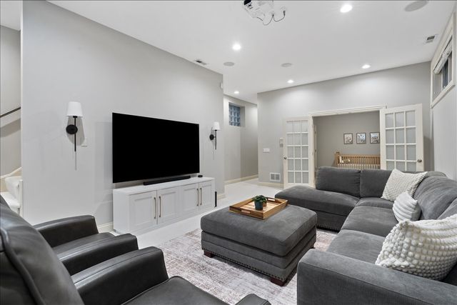 1355 W Erie Street 1, Chicago, IL 60622